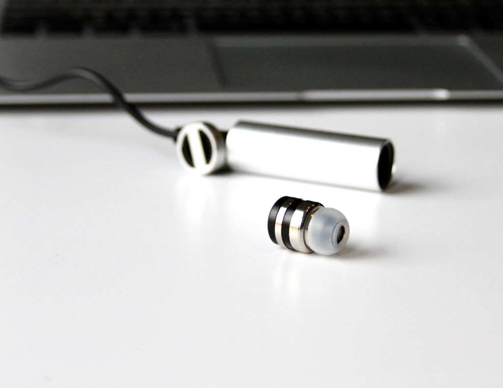Schatzii BULLET Bluetooth 4.1 Earpiece charges in an hour