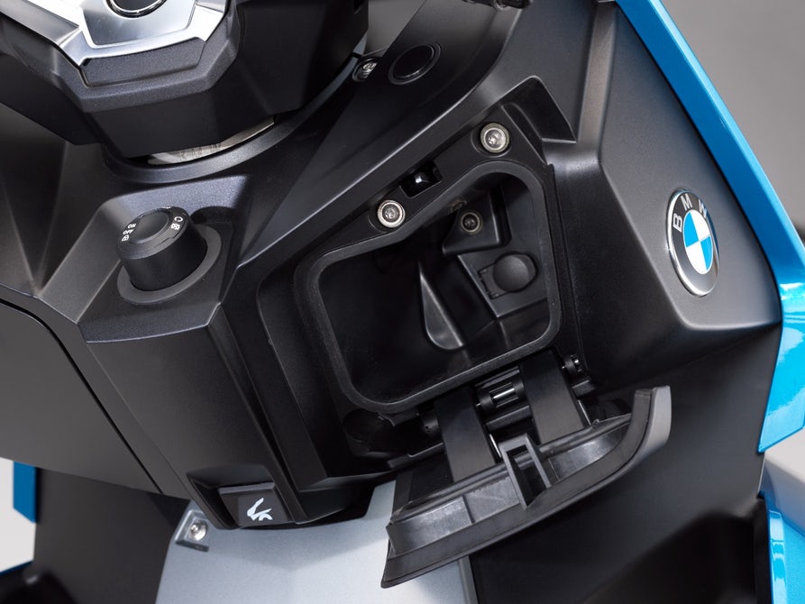 BMW C400X has disc brakes
