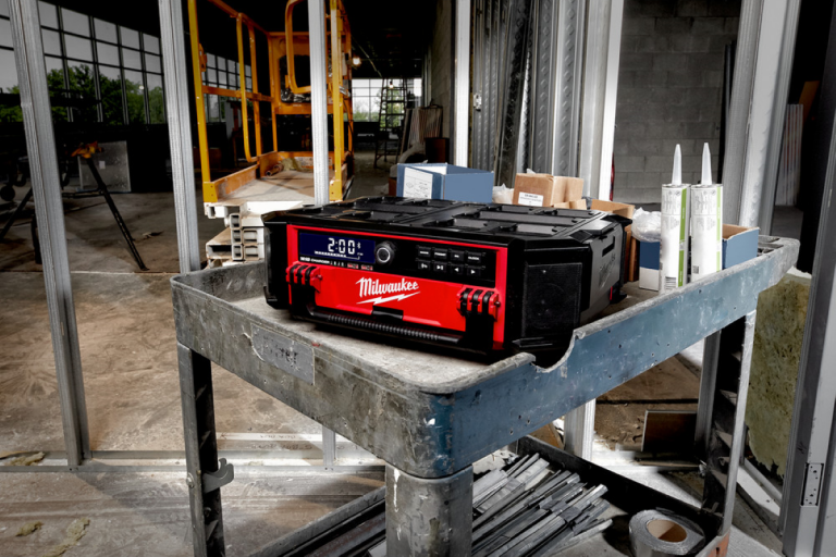 Milwaukee M18 PACKOUT Radio & Charger