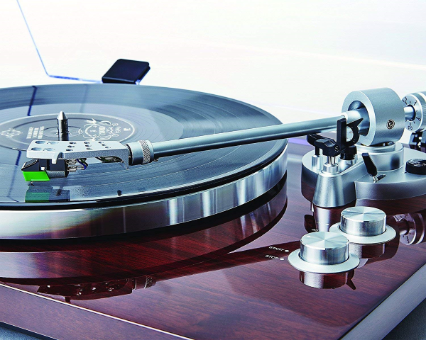 Pro500BT - Equipped with a low-mass straight aluminum tonearm w/ adjustable counterweight for precision damped cueing (precise tracking)