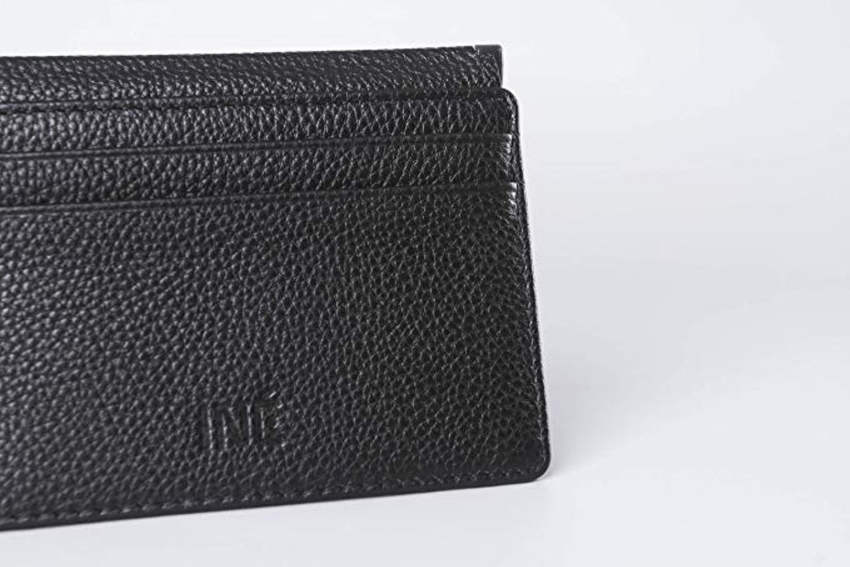 Features a total of 4 credit card slots that offer Full RFID anti ID theft protection