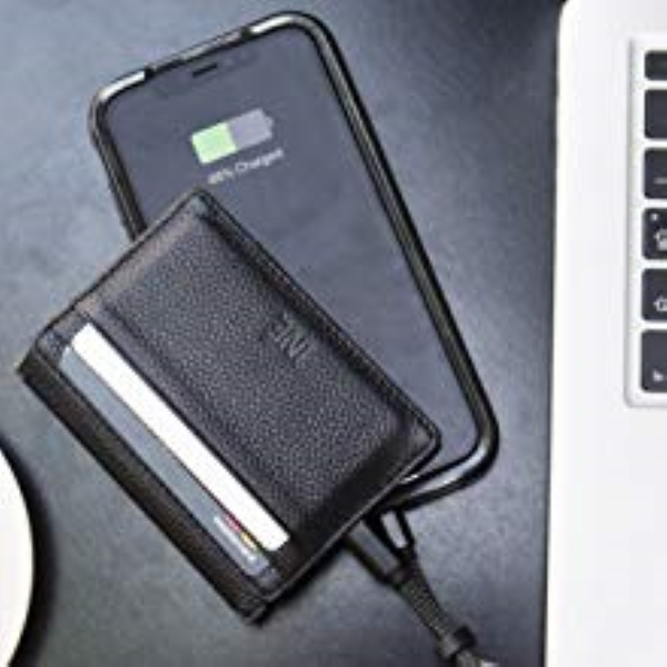 Xoopar Iné Wallet – Charging a smartphone via its compact braided charging cable for iPhone / Android with USB-C connector