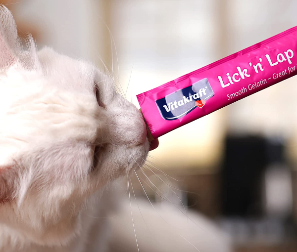 Vitakraft Lick ‘N’ Lap Snacks – Hand-fed Lickable Low-Calorie Creamy Cat Treats