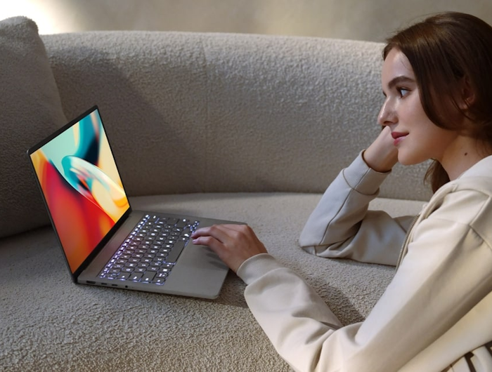 ASUS Zenbook A14 – 14″ FHD+ OLED Copliot+ PC (512GB SSD / 16GB RAM)